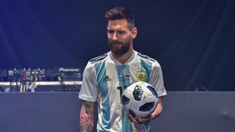 Messi saat mencoba Telstar 18 Copyright: Goal