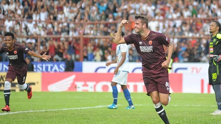 Wiljam Pluim melakukan selebrasi usai berhasil mencetak gol pertama saat melawan PSIS Semarang. - INDOSPORT