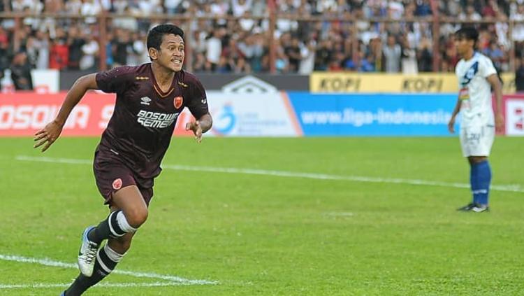 Selebrasi Rizky Pellu usai berhasil mencetak gol kedua PSM Makassar. Copyright: Instagram@psmimages