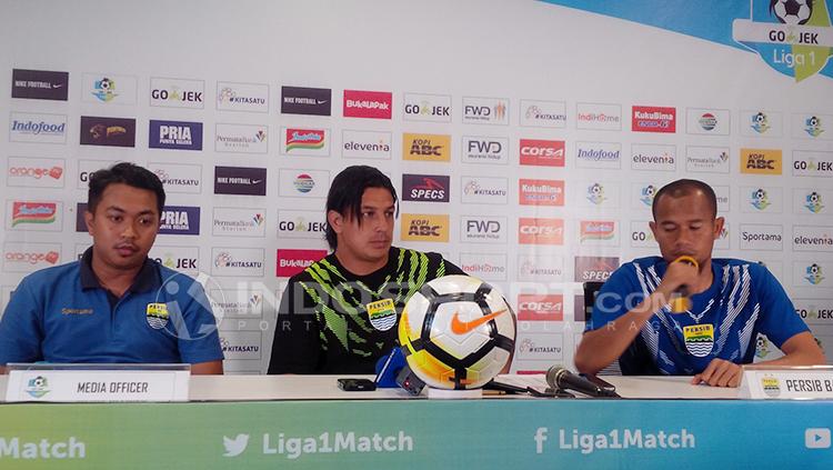 Fernando Soler (tengah) didampingi oleh Supardi (kanan) pada saat press conference jelang laga lawan PS Tira.