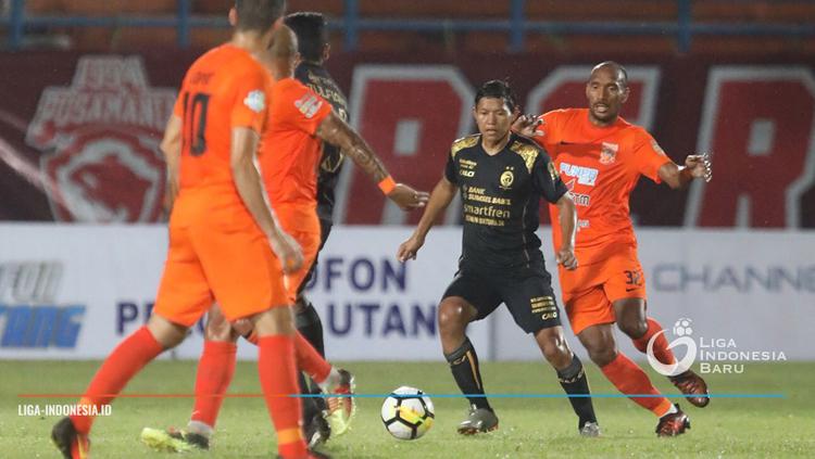 Adam Alis (tengah) diantara kepungan para pemain Borneo FC. Copyright: Liga Indonesia