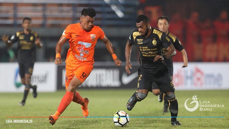 Lerby Eliandry (kiri) mencoba melewati salah satu pemain Sriwijaya FC.