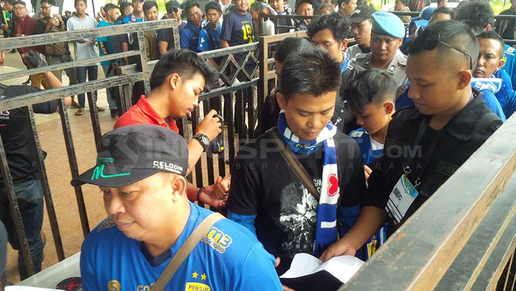 Antrean bobotoh saat akan memasuki stadion GBLA.