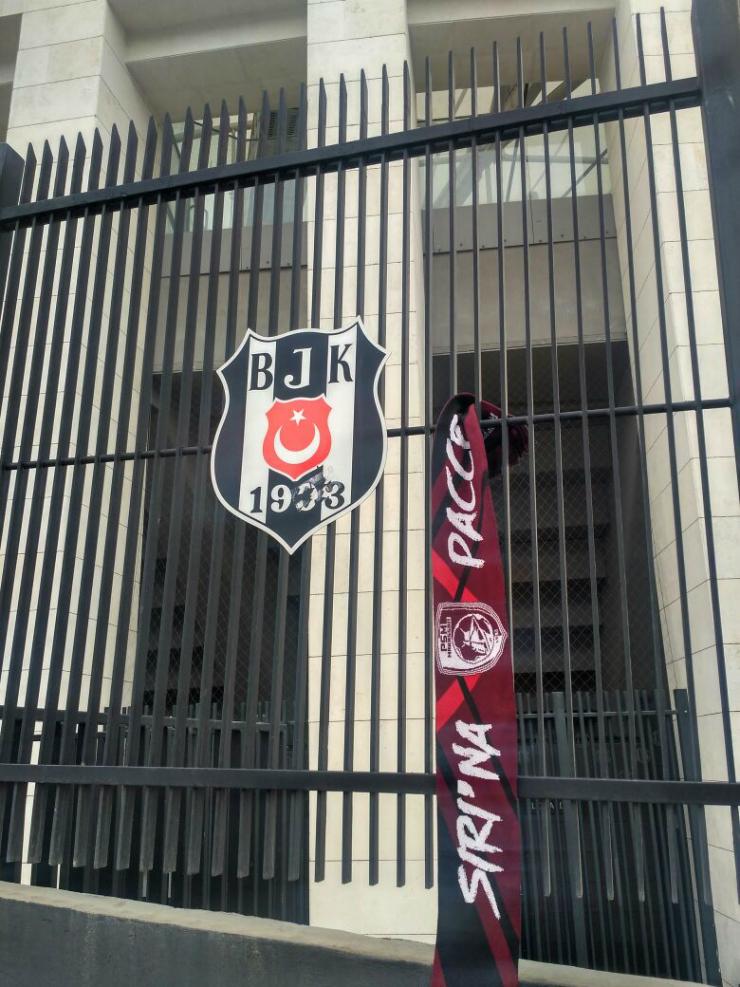 Syal PSM Makassar berkibar di Stadion Vodafone Park Copyright: Istimewa