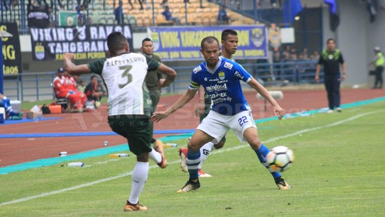 Supardi kawal ketat Abduh Lestaluhu tengah menendang bola. Copyright: Arif Rahman/INDOSPORT