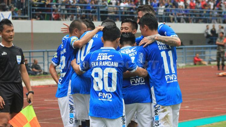 Pemain Persib Bandung merayakan gol Ezechiel N'Douassel.