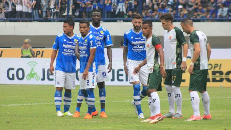 Situasi pertandingan Persib Bandung vs PS TIRA. Copyright: Arif Rahman/INDOSPORT