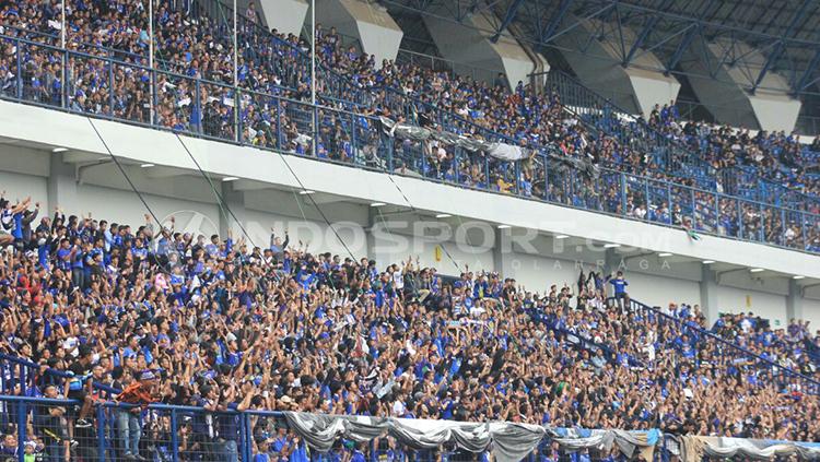 Para suporter Persib Bandung yang memenuhi stadion GBLA. - INDOSPORT