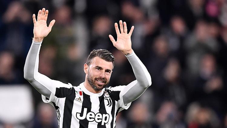 Andrea Barzagli, bek Juventus saat memberikan ucapan terima kasih kepada pendukung timnya usai pertandingan.