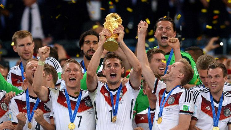Timnas Jerman mengangkat trofi Piala Dunia 2014. - INDOSPORT