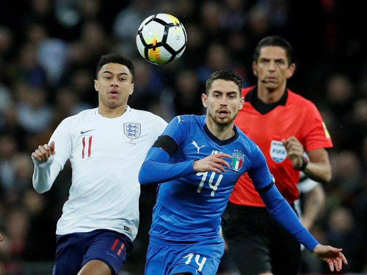 Jese Lingard berduel dengan Jorginho. Copyright: INDOSPORT