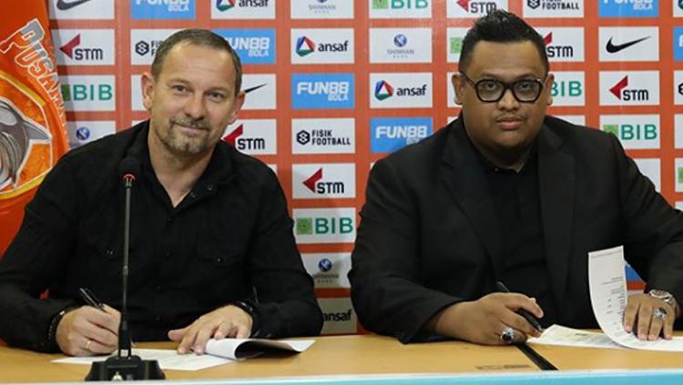 Indosport - Dejan Antonic saat menandatangi kontrak bersama Nabil Husein (kanan).