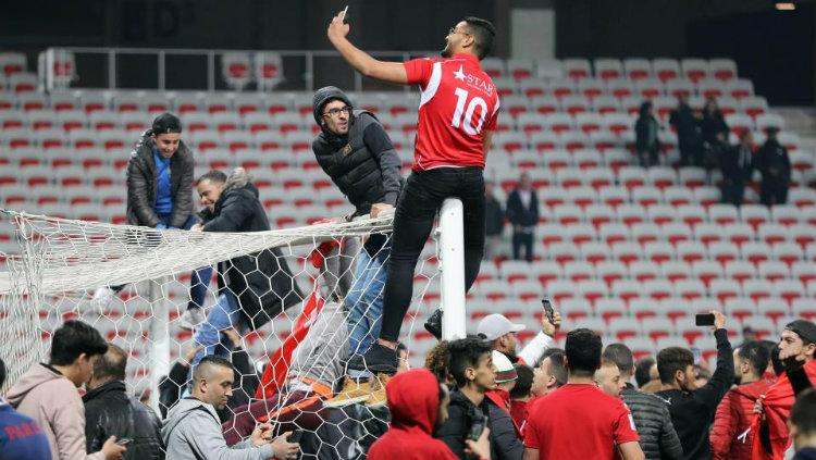 Suporter Tunisia menaiki gawang usai laga menghadapi Kosta Rika Copyright: The Sun