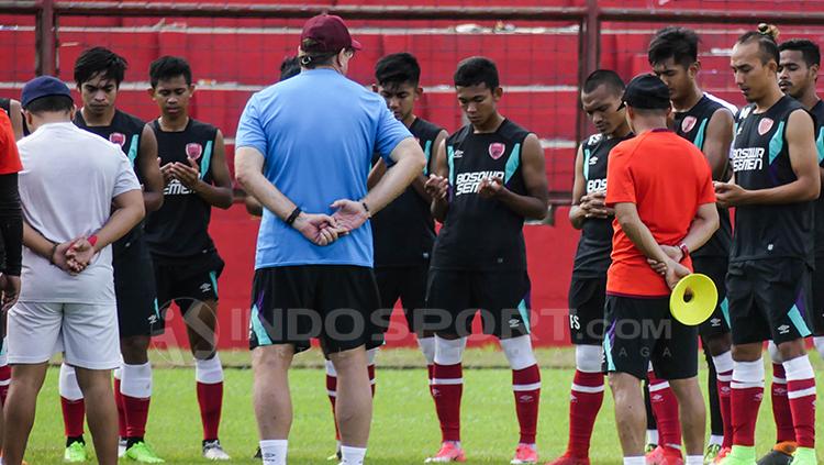 PSM Makassar dalam sesi latihan.