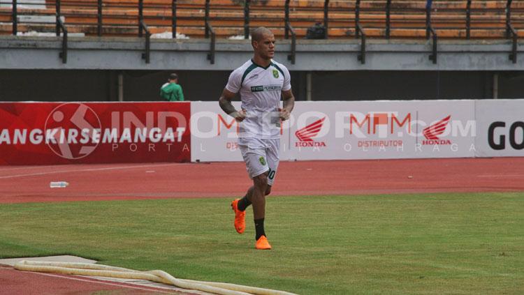 Persebaya Surabaya, David da Silva, saat sedang latihan di Stadion Gelora BUng Tomo. 