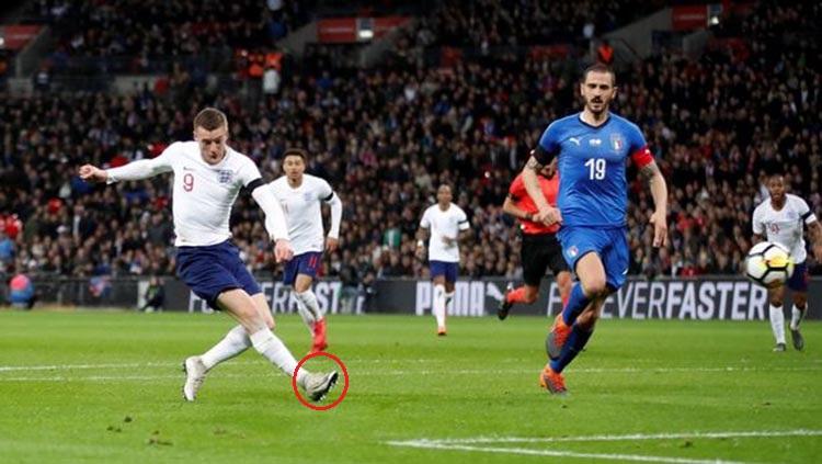 Jamie Vardy pakai sepatu CR7