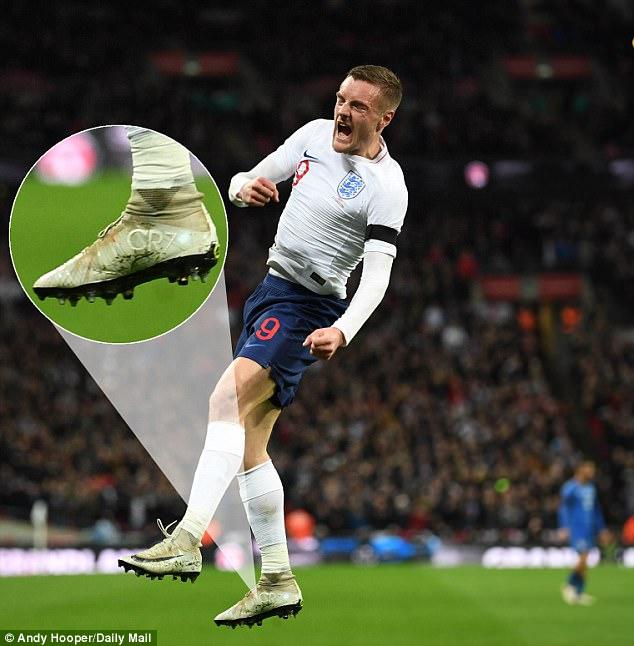 Jamie Vardy pakai sepatu CR7 Copyright: Daily Mail