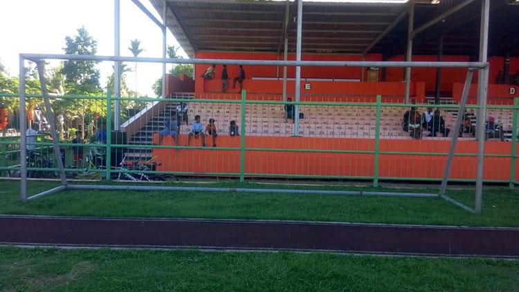 Tak ada jaring di gawang di Stadion Marora.