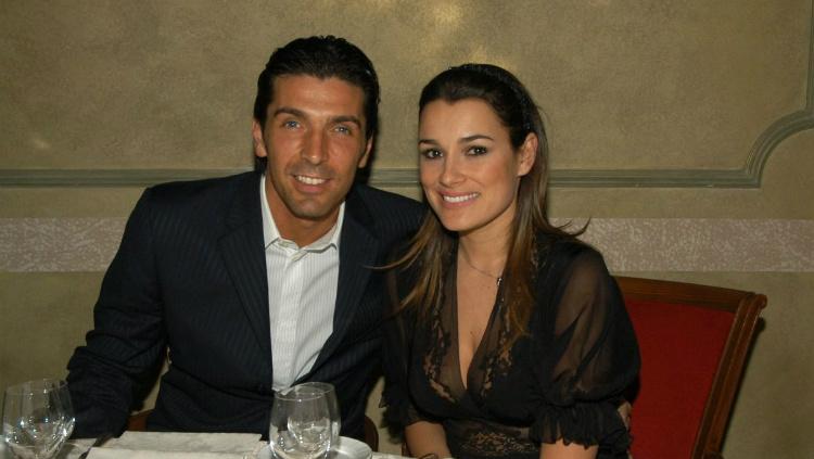 Lama berpisah dari Gianluigi Buffon, eks model Alena Seredova, kini sedang menantikan kelahiran anak dari bos Juventus, Alessandro Nasi. - INDOSPORT