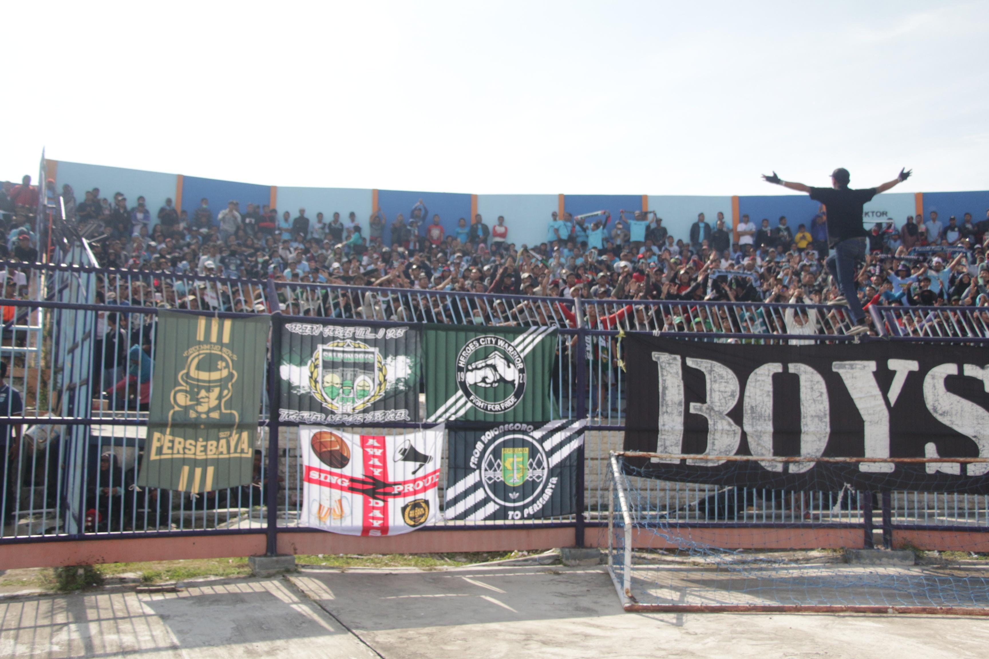 Bonek yang hadir di Surajaya.