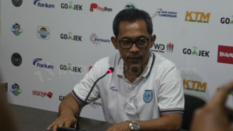 Aji Santoso memberikan keterangan seusai pertandingan selesai - INDOSPORT