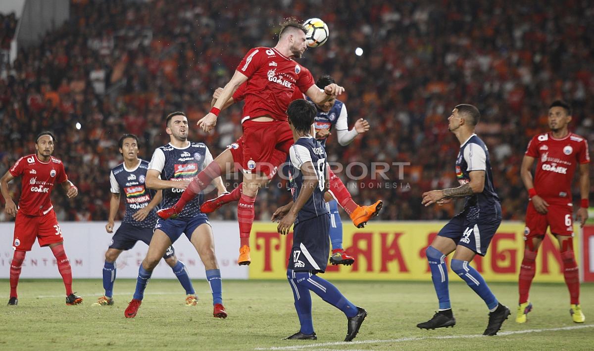 Proses gol ketiga Persija ke gawang Arema FC yang dicetak oleh Jaimerson da Silva lewat sundulan. Herry Ibrahim