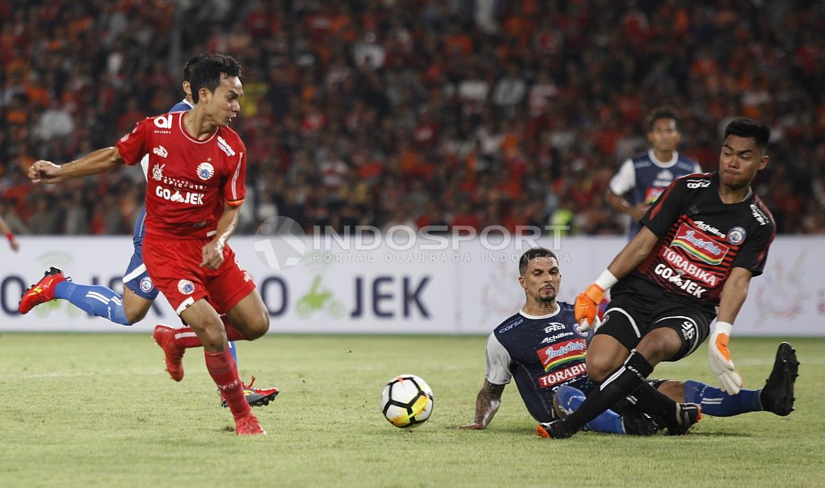 Aksi Novri Setiawan mencoba mencetak gol ke gawang Arema FC yang dikawal Kartika Adjie. Herry Ibrahim