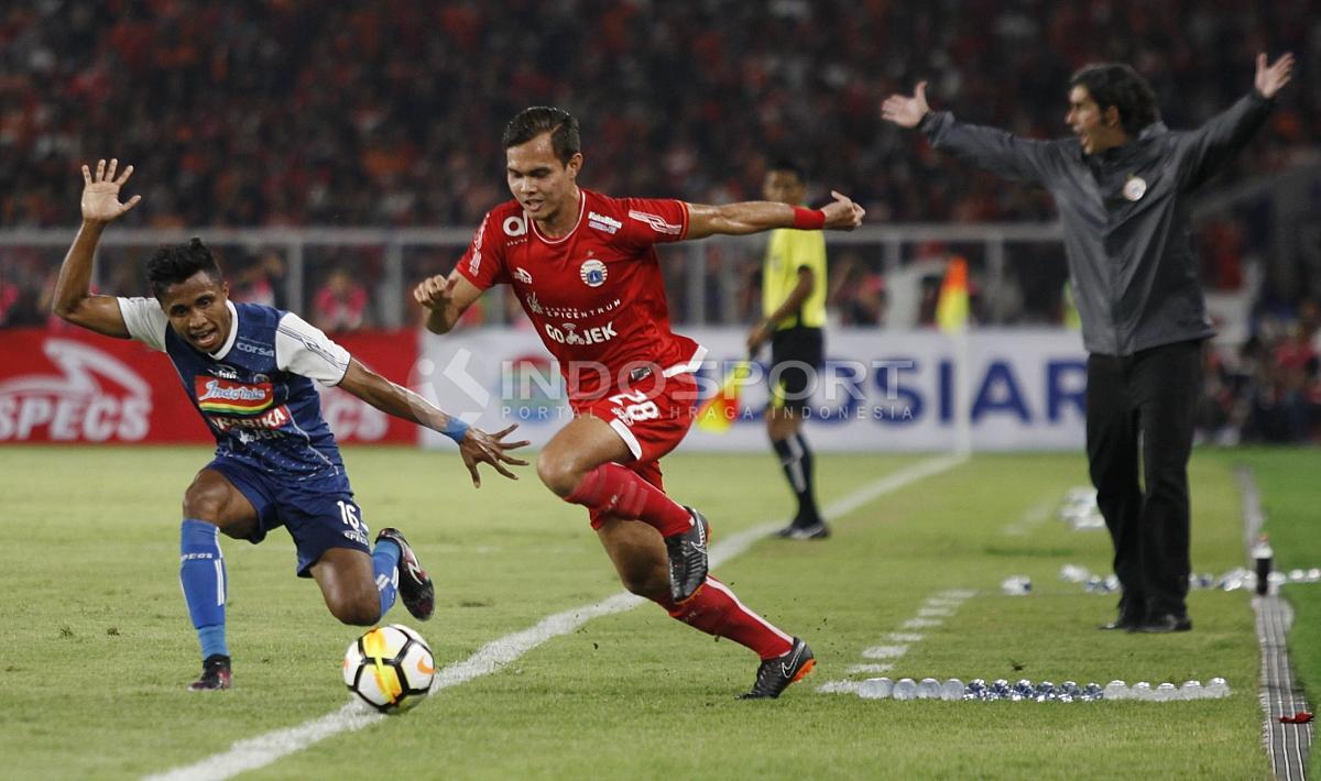 Aksi Rezaldi Hehanusa (tengah) melewati hadangan pemain Arema FC. Herry Ibrahim