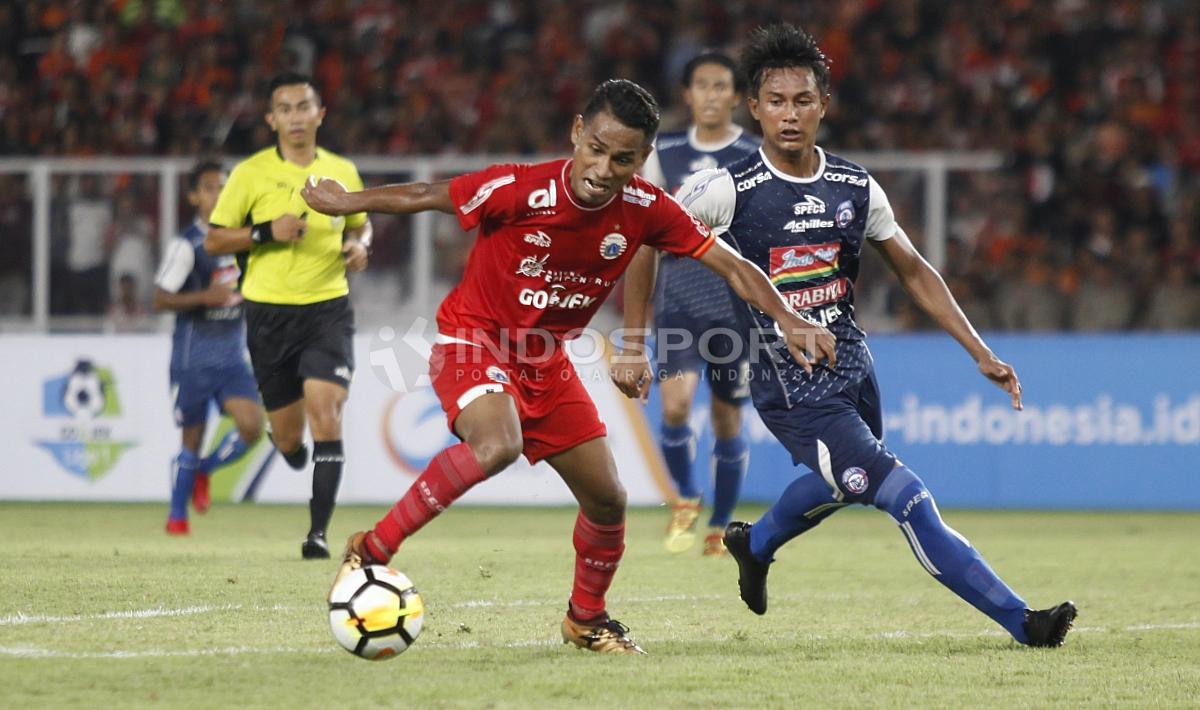 Aksi Ramdani Lestaluhu di depan gawang Arema FC. Herry Ibrahim