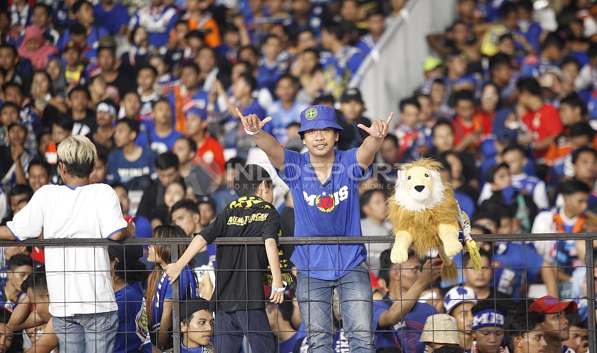 Aremania saat memberikan dukungan langsung di GBK.