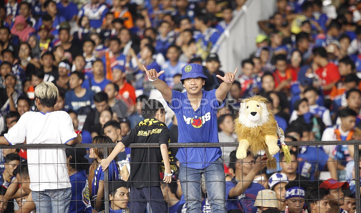 Aremania saat memberikan dukungan langsung di GBK. Aremania saat memberikan dukungan langsung di GBK.  Herry Ibrahim