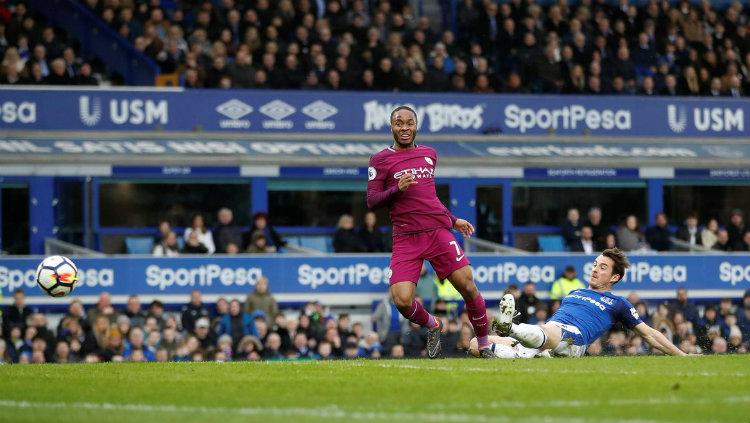 Raheem Sterling melepaskan tembakan ke gawang Everton. Copyright: INDOSPORT