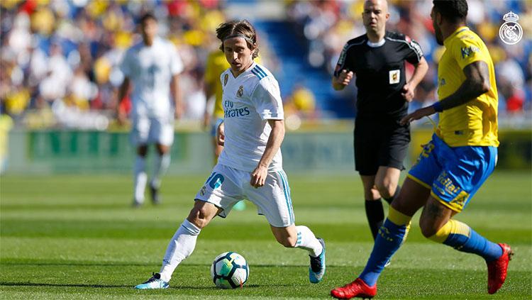Modric saat membawa bola Copyright: Twitter