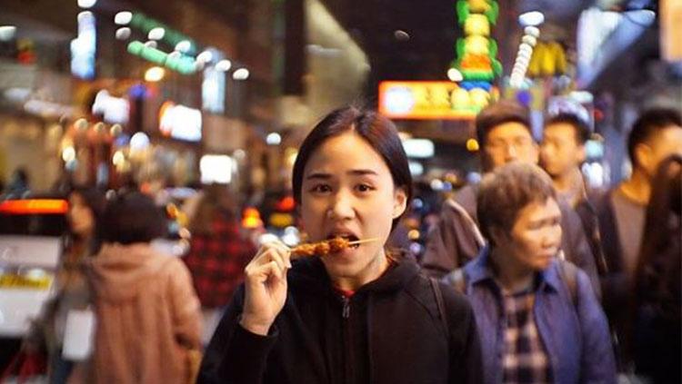 Menggigit sosis, bikin pria salah fokus Copyright: Instagram/nichaon