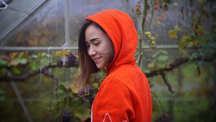Mengenakan hoodie merah bak model ternama Copyright: Instagram/nichaon