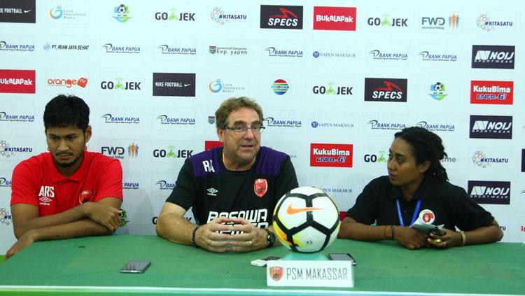 Robert Rene Albert (tengah), pelatih PSM Makassar.