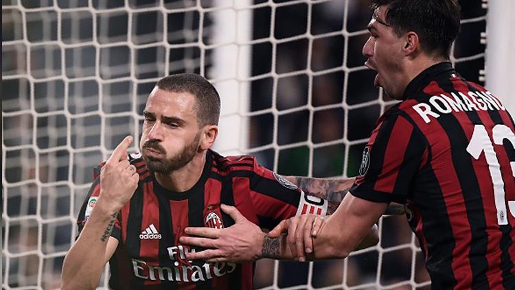 Leonardo Bonucci saat melakukan selebrasi usai mencetak gol untuk Milan ke gawang Juventus. Copyright: Getty Images