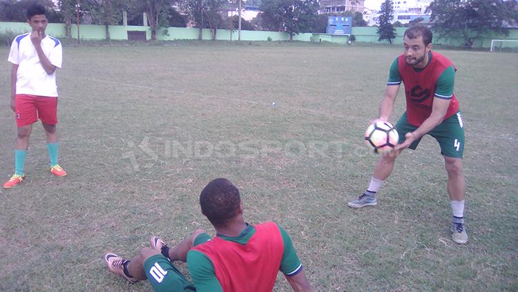 Sadney Urikhob terima bola dari Reinaldo Lobo dalam sesi latihan.