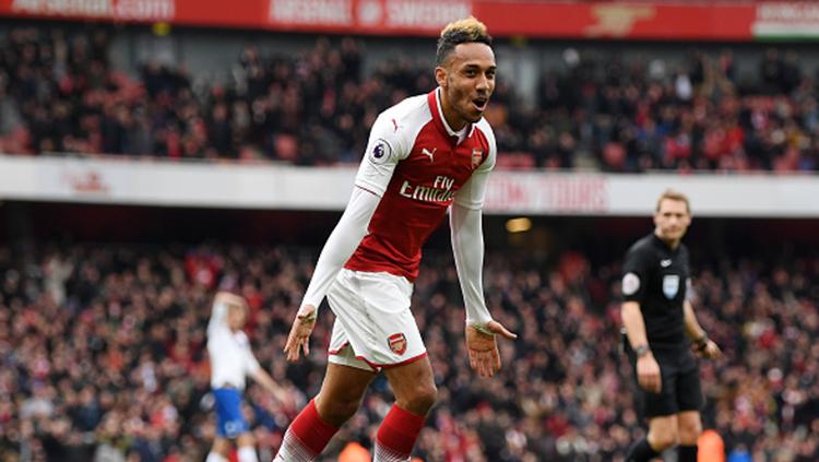 Pierre Emerick Aubameyang mencetak gol saat melawan Stoke City. Copyright: INDOSPORT