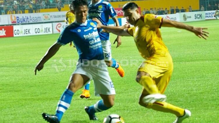 Situasi pertandingan Sriwijaya FC vs Persib Bandung.