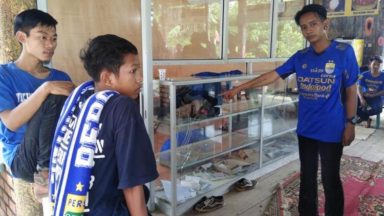 Posko Viking diwarung makan Pasundan yang diserang OTD di Jalan Soekarno Hatta, Palembang. - INDOSPORT