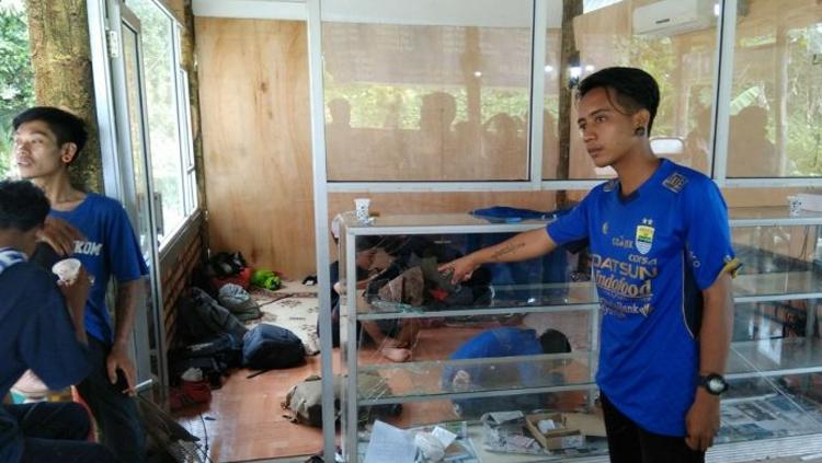 Indosport - Posko Viking diwarung makan Pasundan yang diserang OTD di Jalan Soekarno Hatta, Palembang.