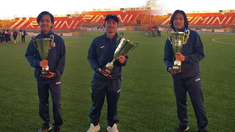 Excel Tomboleu (paling kiri) saat bermain bersama Rafid Habibie dan Fidelis Kelby Timothy untuk klub Santarcangelo Calcio.
