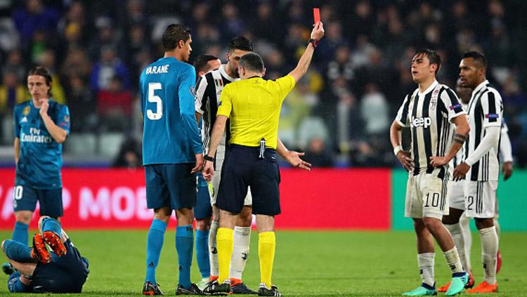 Pemain megabintang Juventus, Paulo Dybala saat mendapat kartu merah. Copyright: INDOSPORT