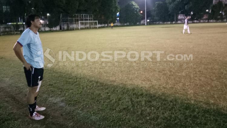 Ricky Yacobi sedang memantau saat timnya sedang latihan.