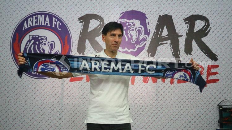 Pelatih baru Arema FC, Milan Petrovic saat diperkenalkan.
