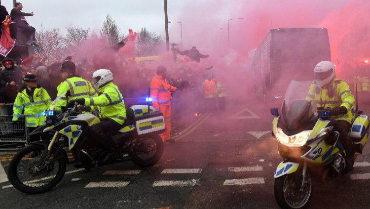 Kerusuhan suporter Liverpool yang melakukan pelemparan ke bus Manchester City. - INDOSPORT