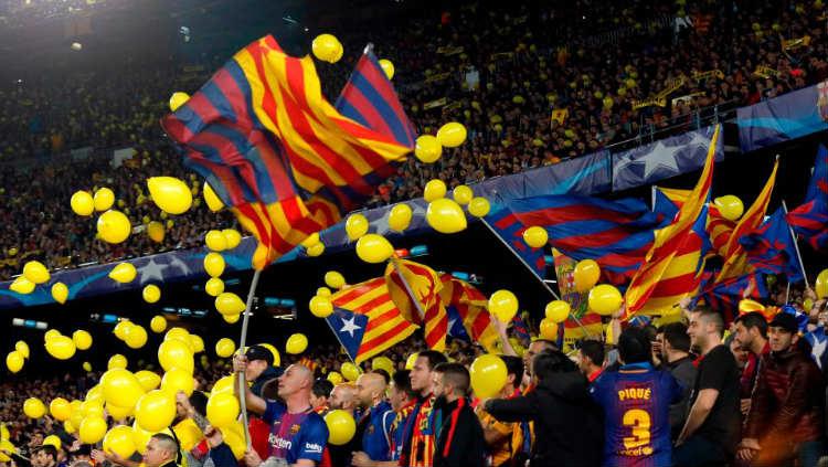 Balon kuning tanda protes di pertandingan Barcelona vs AS Roma. - INDOSPORT