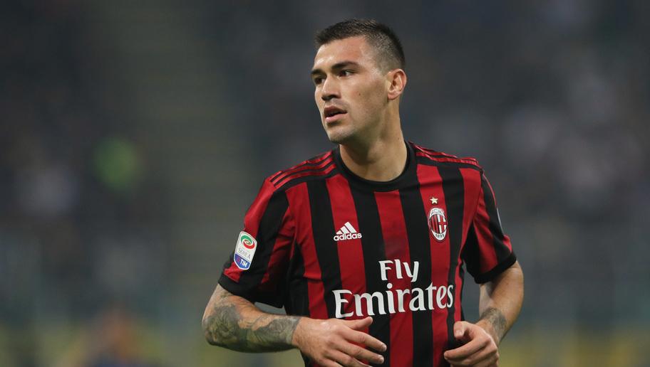 Bek tengah AC Milan, Alessio Romagnoli saat beraksi di atas lapangan.