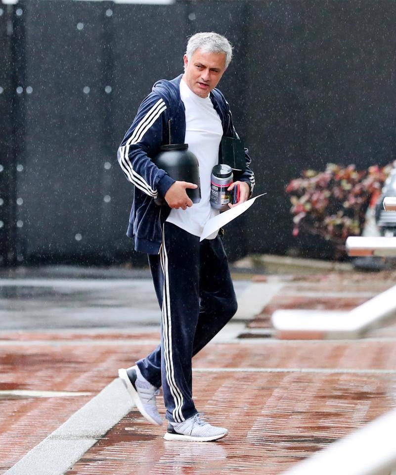 Jose Mourinho membawa protein ke Hotel Lowry, tempat pemainnya menginap. Copyright: The Sun